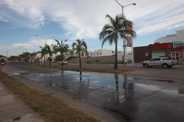 Se tira agua por fugas en Mazatlán y nadie acude a reparalas