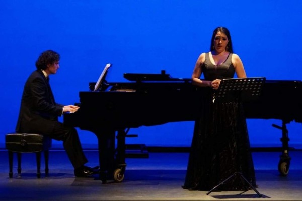 Penélope Luna brinda romántico concierto en el Teatro Ángela Peralta