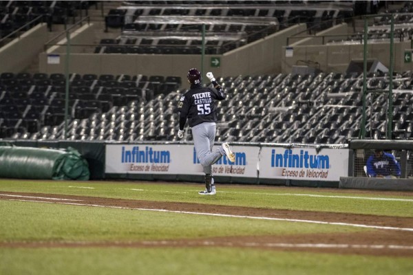 Jesse Castillo conecta jonrón de tres carreras por Tomateros de Culiacán.