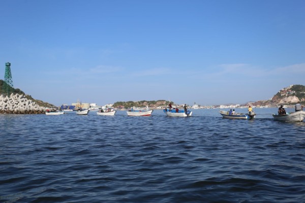 Pescadores bloquean Canal de Navegación en Mazatlán por prohibición de pesca de dorado