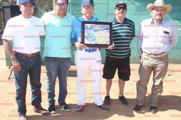 Reconoce Club Muralla trayectoria de Jorge 'Roque' Peraza en el beisbol