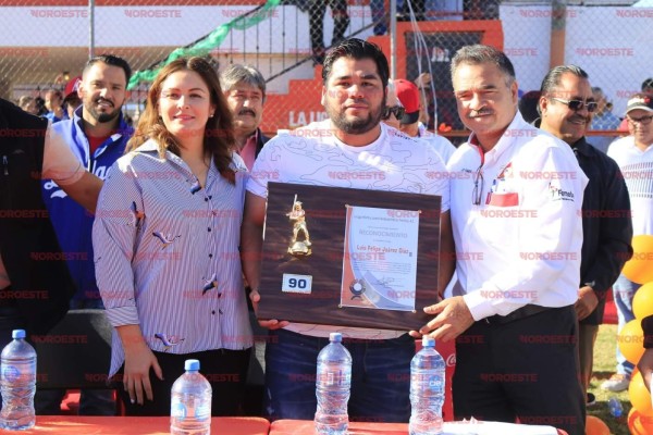 Luis Felipe Juárez, acompañado de su esposa Solángel, recibe el reconocimiento de la Liga Tres Ríos.