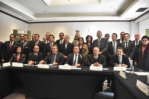 Representantes de los organismos de los Derechos Humanos estatales, acompañados por el titular de la CNDH, Luis Raúl González Pérez.