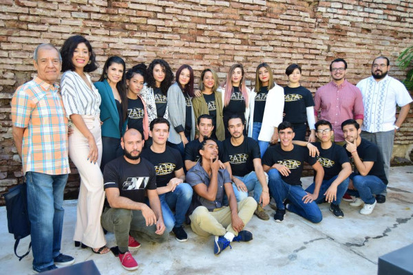 Bailarines, maestros y directivos de la Zata Compañía de Danza Contemporánea A.C.