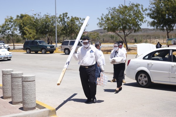 Representantes de la Iglesia Luz del Mundo llevan comida al personal médico del Hospital General de Mazatlán