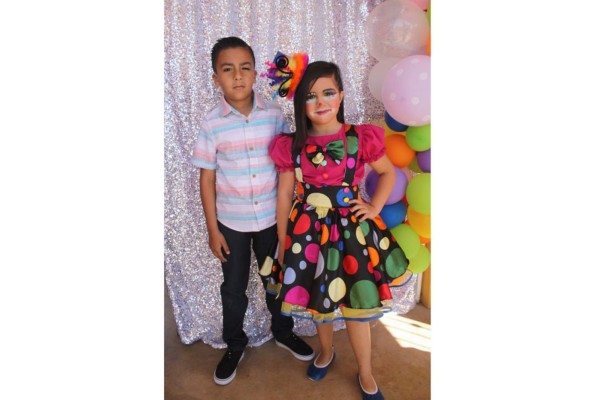 Hermosa pareja de hermanos acudieron a celebrar su día.