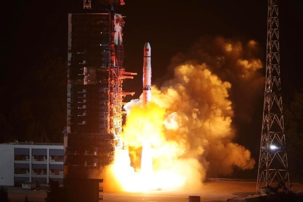 China lanza satélite para llegar al lado más oscuro de la Luna