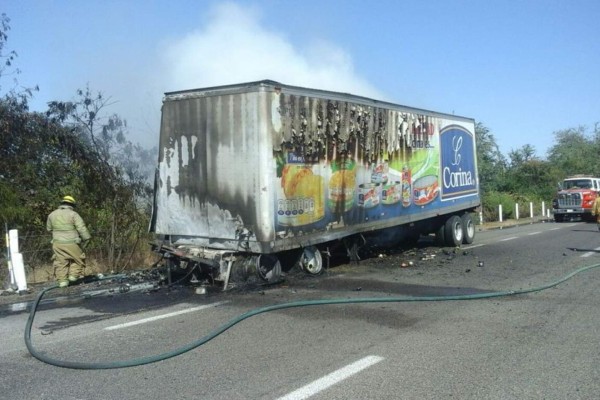 Se incendia tráiler por la autopista Benito Juárez