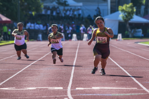 La guasavense Rosa Elizabeth Armenta gana los 100 metros de la categoría Juvenil Mayor T40/41.