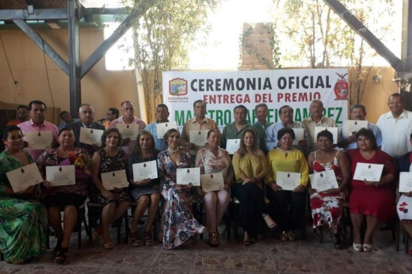 Reconoce a maestros el Ayuntamiento de Escuinapa