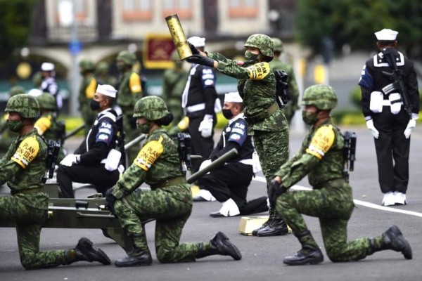 Desfile militar se realiza sin público, sin grandes contingentes y en honor a víctimas del Covid-19