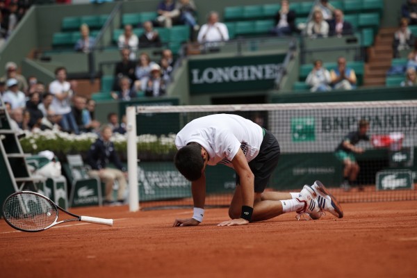 Novak Djokovic fue vencido en tres parciales.