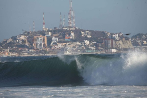 Registra Mazatlán olas de 2.8 metros