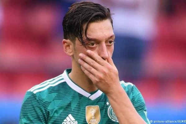 Mesut Özil explica sus razones de su salida del seleccionado alemán.