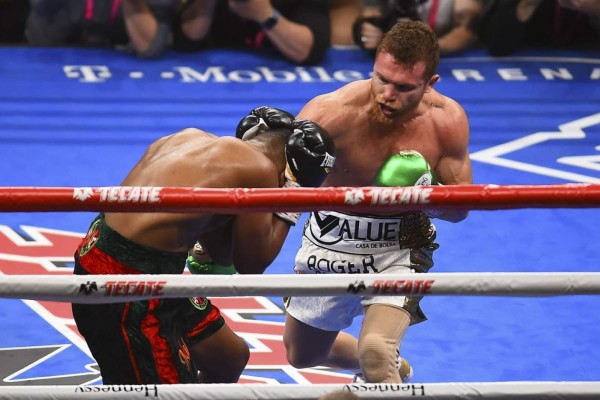 Canelo Álvarez unifica cetro Mediano al vencer por decisión unánime a Daniel Jacobs