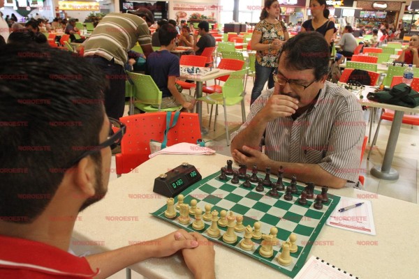 Mueven sus piezas en clásico torneo de ajedrez