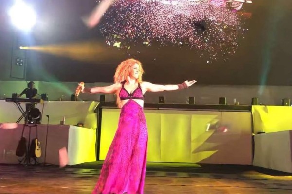 Aterriza avión de Shakira de emergencia