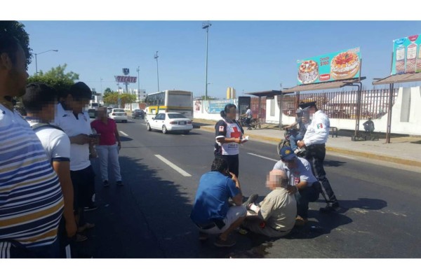 Resulta herido motociclista tras chocar con camión urbano, en Mazatlán