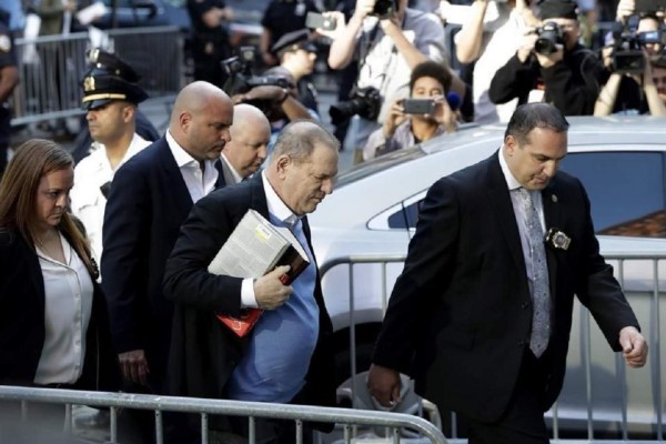 Harvey Weinstein paga fianza de un millón de dólares y sale libre, tras entregarse a la policía