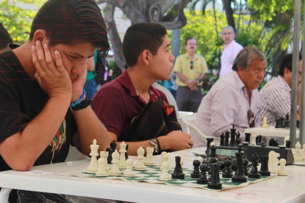 En total 62 ajedrecistas se reunieron en la Plazuela República para competir en la justa.