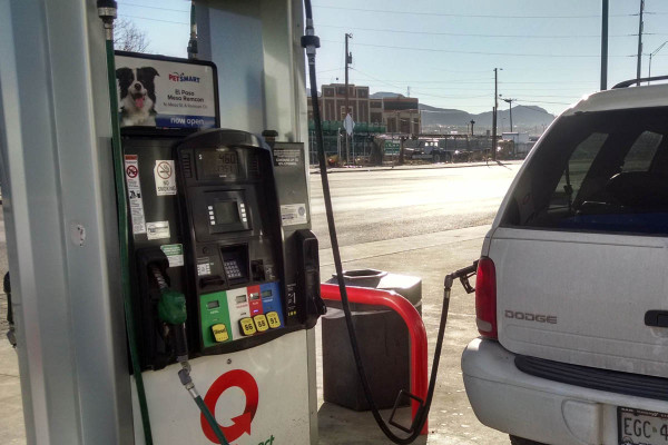 Cruzan juarenses a El Paso por gasolina más barata