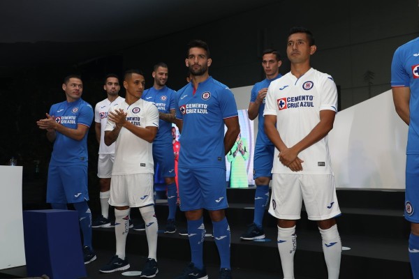 Cruz Azul presenta su nuevo uniforme de cara al Clausura 2019