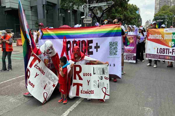 $!La protesta por desapariciones LGBT y crímenes de odio persistió entre la fiesta y el color de la Marcha del Orgullo 2025
