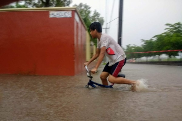 Lluvias provocan inundaciones en zonas de Ahome
