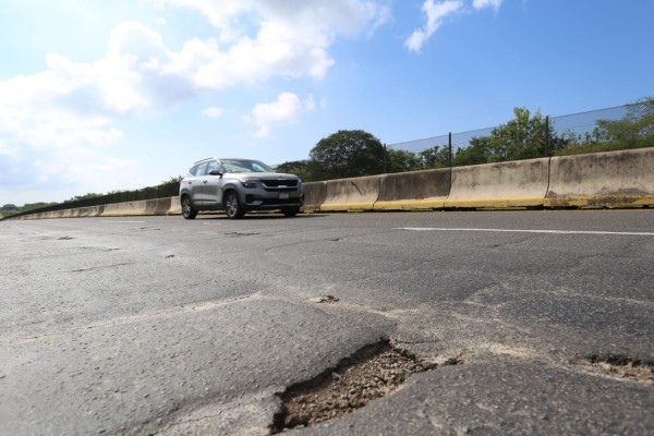Baches y desniveles, una constante en la Autopista Mazatlán-Culiacán