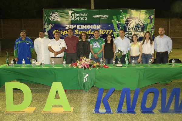 Personalidades académicas y del Ayuntamiento, encabezaron la ceremonia.