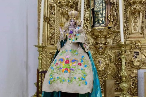 Cumplen tradición y cambian de vestido a la Virgen del Rosario