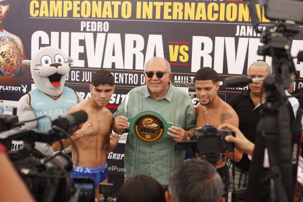 Pedro Guevara y Janiel Rivera libran la báscula y están listos para encender el ring