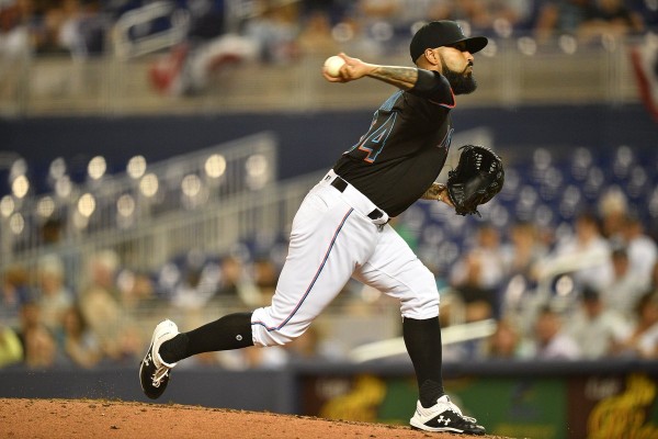 Sergio Romo logra su primer rescate con los Marlins