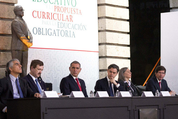 Aurelio Nuño, de la SEP, anuncia un nuevo modelo educativo… sin poder sentarse a la mesa con maestros disidentes