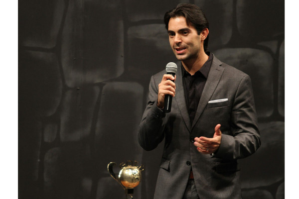 Debuta Ernesto D’Alessio en ‘La dama de negro’