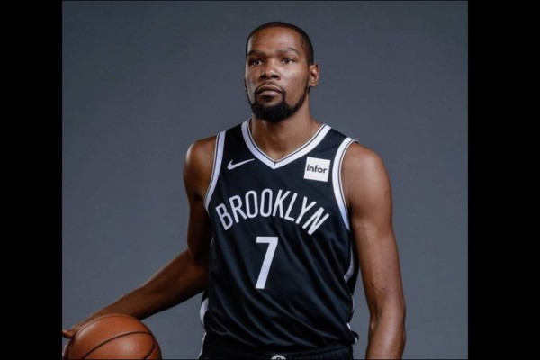 La estrella de la NBA, Kevin Durant, da positivo por coronavirus