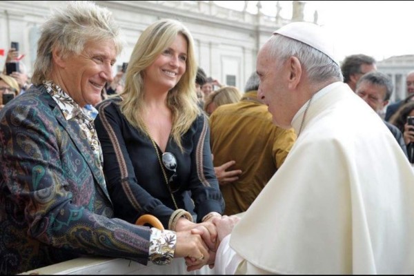 El Papa Francisco saluda a Rod Stewart en El Vaticano