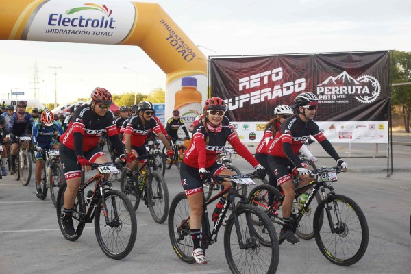 La salida de los ciclistas de Plaza Acaya.