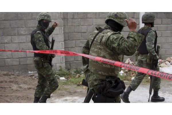 Hallan 15 cuerpos en camioneta en Michoacán