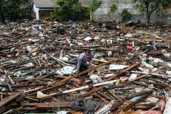 Suman 373 personas muertas por tsunami en Indonesia
