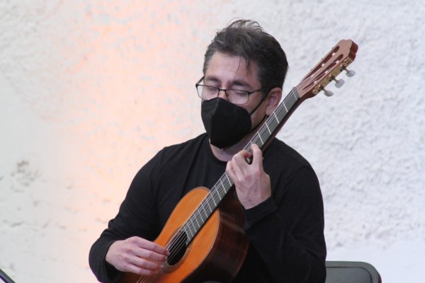Rodolfo Berrelleza hace ‘hablar’ a la guitarra con sus manos
