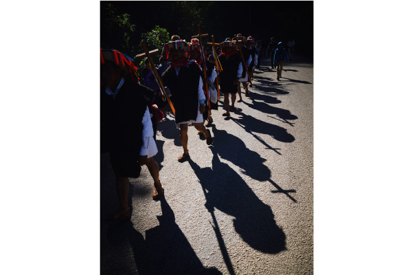 Centenares de indígenas del municipio de Chenalhó, en el norte de Chiapas, marchan para recordar a las 45 víctimas de Acteal.