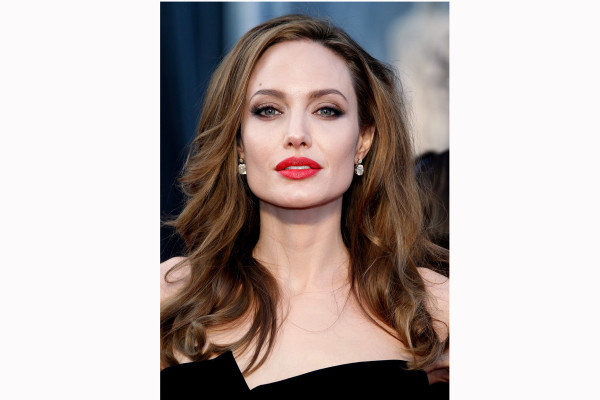 Llega Angelina Jolie a acuerdo temporal con Brad