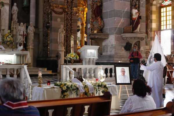 Reabren Catedral para misa de Adoración Nocturna Mexicana ante cenizas de Monseñor Trinidad