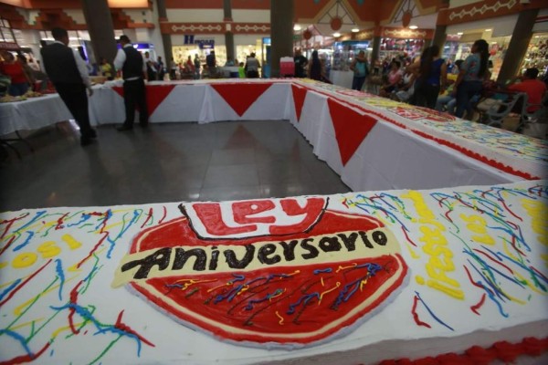 CASA LEY celebra su 64 aniversario con un pastel de 12 metros para sus clientes