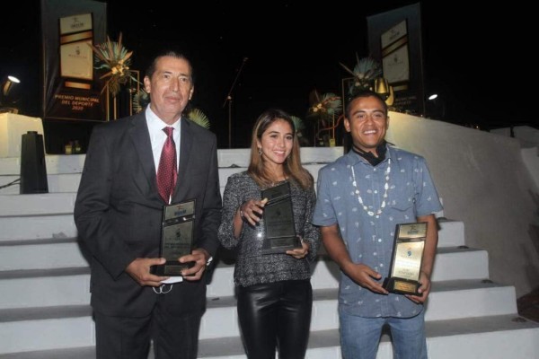 Los ganadores del Premio Municipal del Deporte 2020 muestran sus reconocimientos.