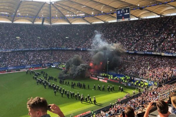 Furiosos aficionados incendian la cancha tras descenso del Hamburgo