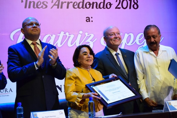 Beatriz Espejo recibió el premio Inés Arredondo.