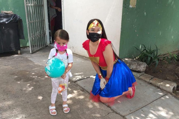 Maestra de preescolar en Culiacán se presenta con sus alumnos vestida de heroína