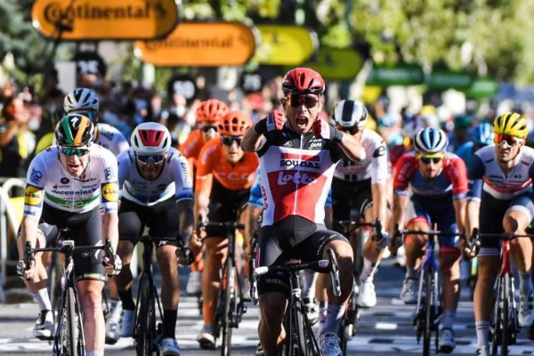 Caleb Ewan se lleva tercera etapa del Tour de Francia a pura velocidad